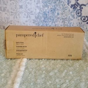 New in box pampered chef garlic press 2576